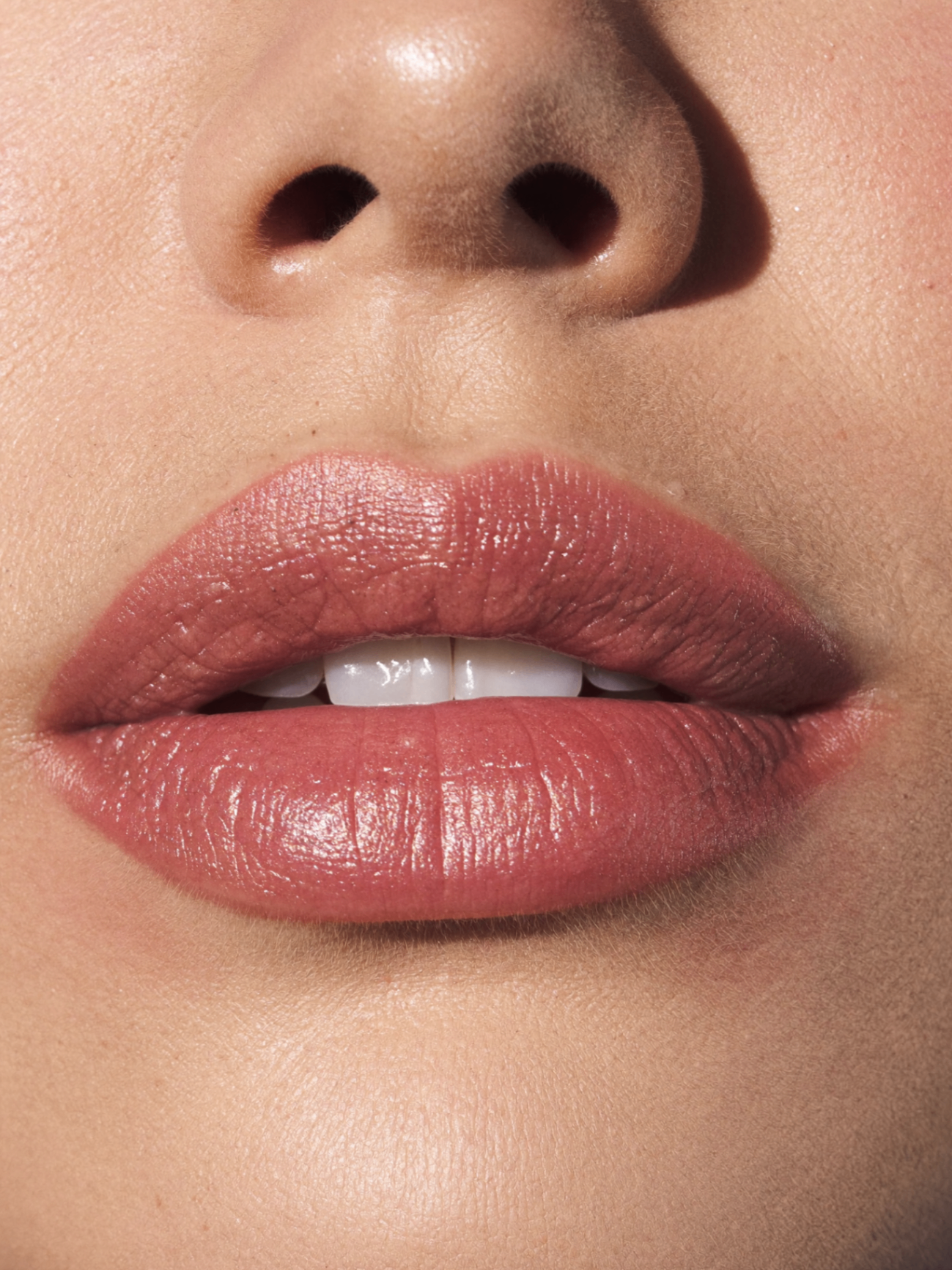 Detalle de labios con acabado fresco y natural.